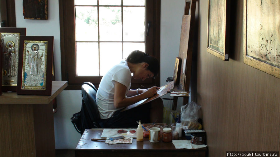 Молодая художница за работой Каламбака, Греция