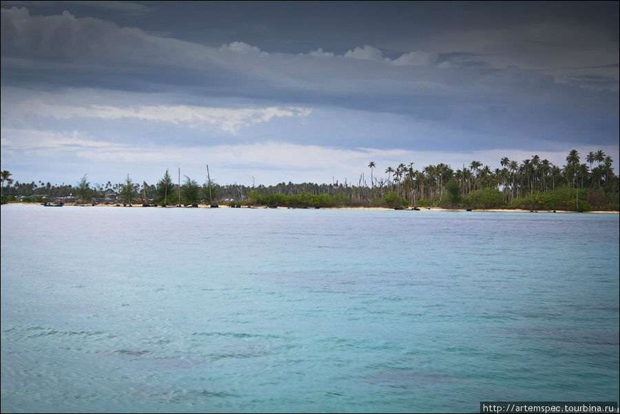 От цунами погибло 300 жителей островов. Вся туристическая инфраструктура, существующая на островах и представляющая из себя несколько деревянных бунгало, была уничтожена. На этой фотографии хорошо видны голые палки пальм в глубине острова — там везде была вода. Суматра, Индонезия