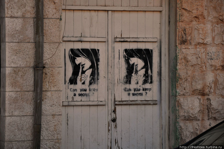 Граффити в старом Аммане не столь обильно рачерчивают стены домов, но если есть местечко на двери пустующего дома, то от соблазна любителям настенной живописи трудно удержаться. Амман, Иордания