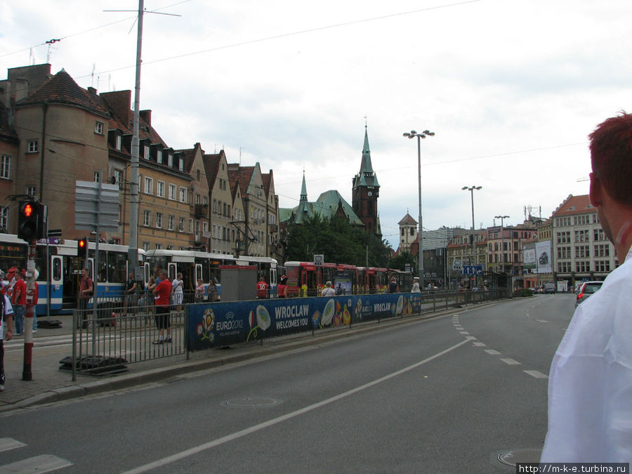 Народ собирается на матч Вроцлав, Польша