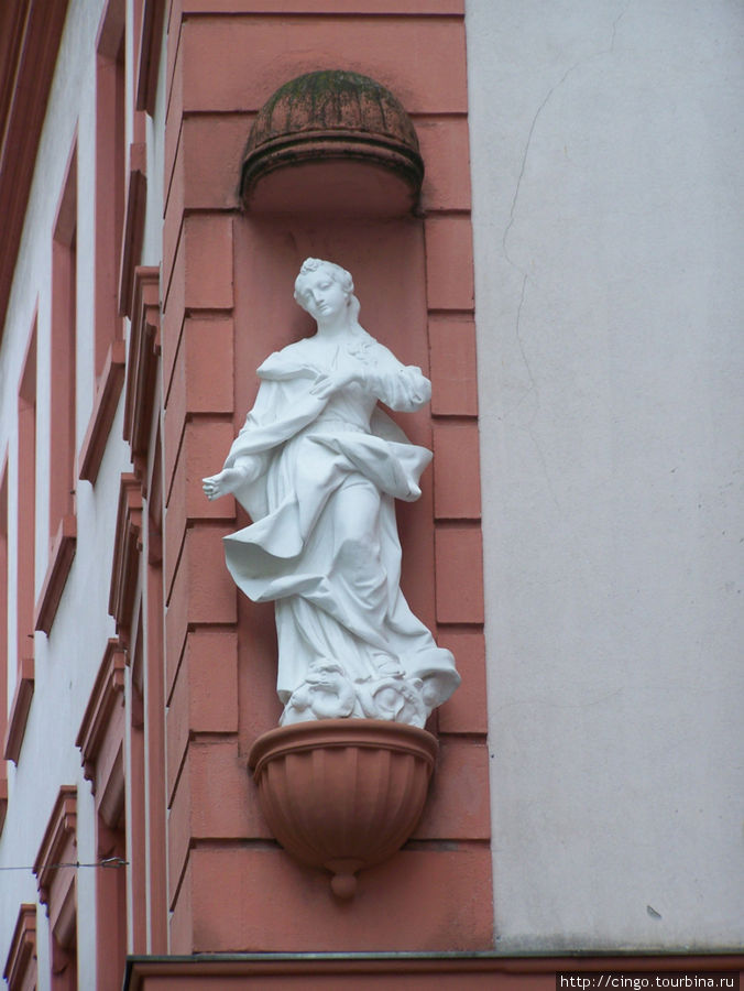 Белая Мадонна, пожалуй, самая молодая, среди мадонн Старого города. Установлена в послевоенное время. Майнц, Германия