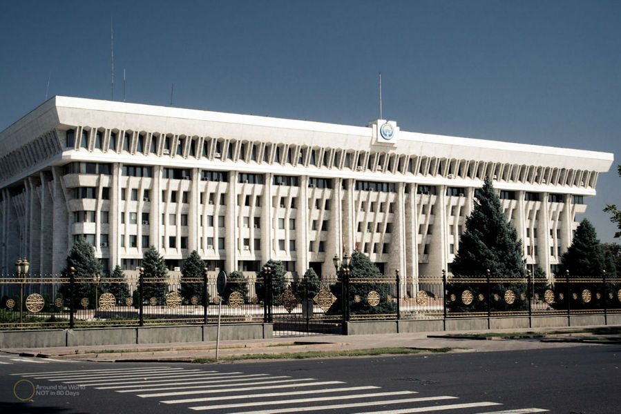 Здание правительства. Бишкек, Киргизия