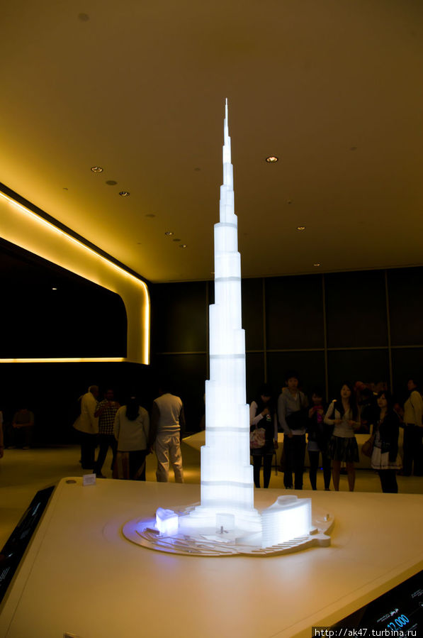 Бурж Халифа в миниатюре — у входа Дубай, ОАЭ