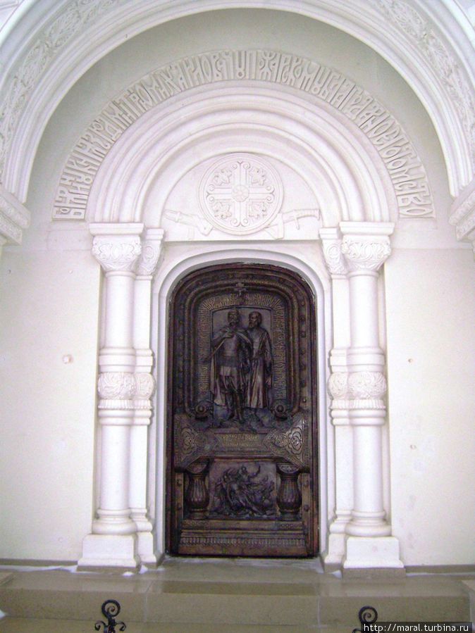 Дверь часовни с бронзовыми барельефами