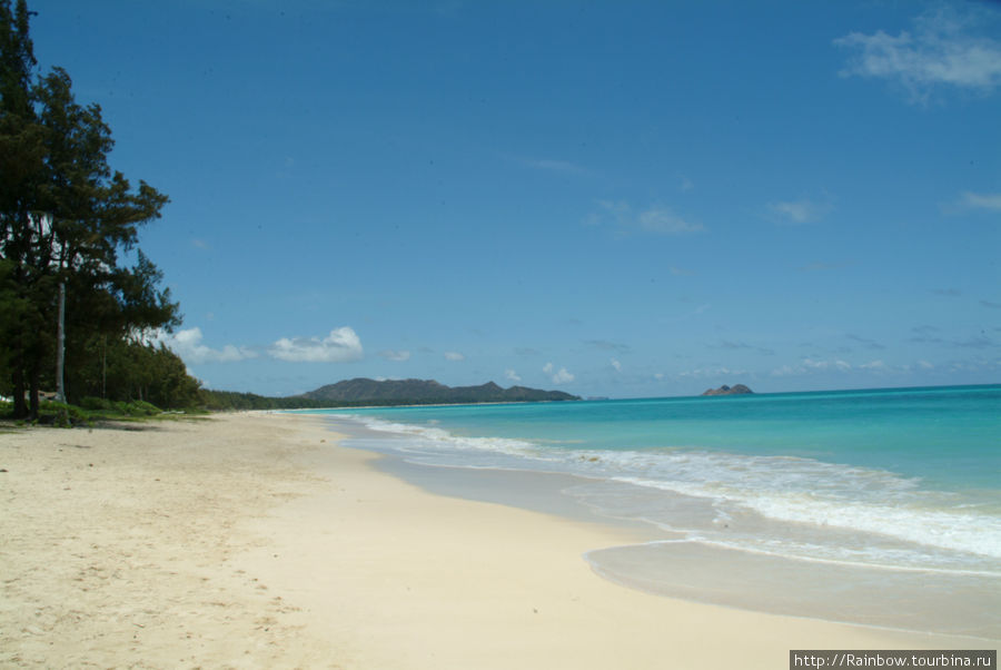 А это уже не столица, а уединенный пляж, признанный  одним из лучших пляжей мира Гонолулу, CША