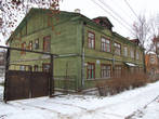 Крайняя пара окон на лицевом фасаде на втором этаже — окна семьи Солженицыных.