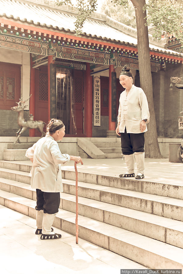 классные бабульки: такими я всегда представлял женщин-кунг-фу мастеров в старости :) Хуайань, Китай