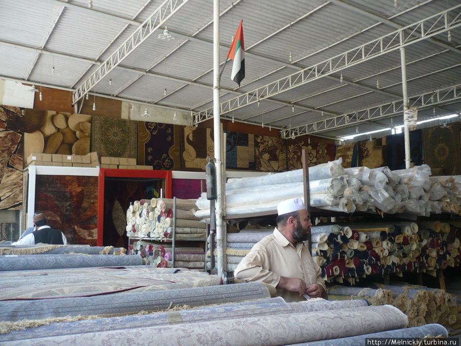 Ковровый рынок в горах Ха6жар Масафи, ОАЭ