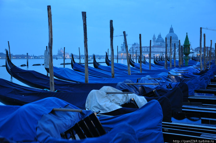 Синий рассвет, синие лодки. Венеция, Италия