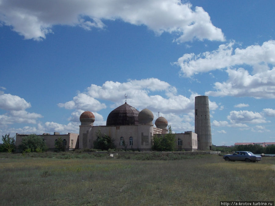 Это мечеть, которая построена на 85% и разворована частично Аркалык, Казахстан