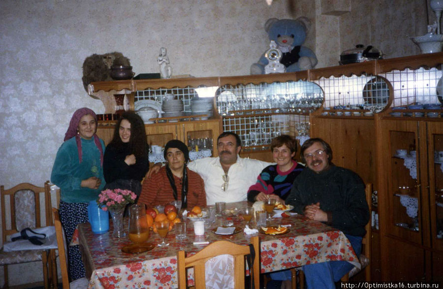 А это я в Стамбуле в гостях у турка, http://turbina.ru/authors/Optimistka16/travels/view/124772/memo/48995/ правда в январе 1994 года, в мою третью поездку в Стамбул. Тогда я уже прилетела на самолёте с мужем и дочкой. А первая поездка была в ноябре 1993 года на пароме. Одесса, Украина