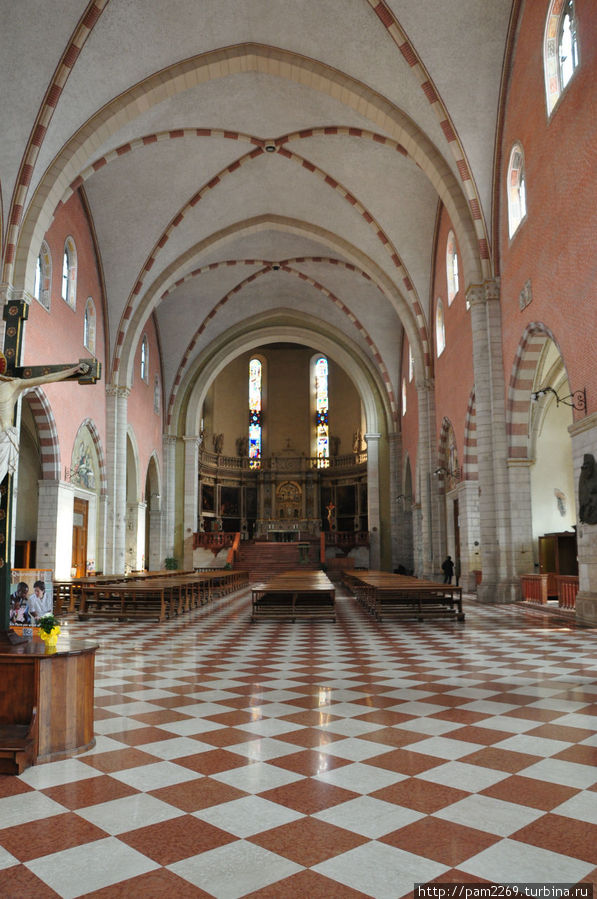 Высоченное пространство собора. Виченца, Италия