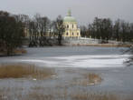 За замерзшим прудом виден Большой Меншиковский дворец