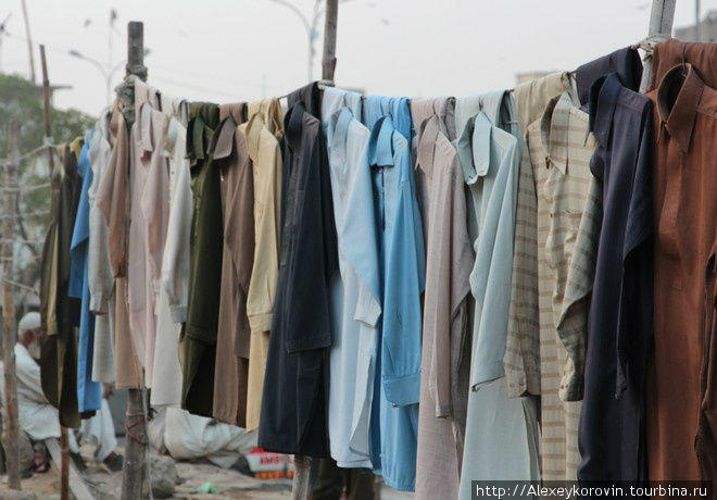 Продажа сутр. Местная мужская национальная одежда. Карачи, Пакистан