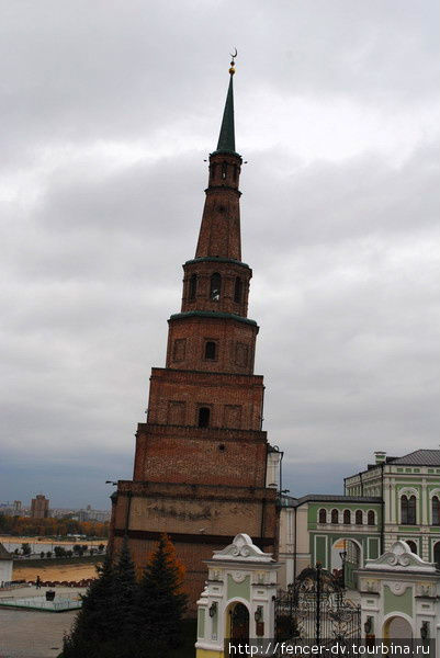 Это не наклоненный фотоаппарат. Башня действительно падает. Казань, Россия