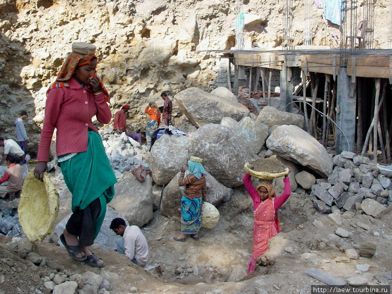 Строительство домов по-индийски. Женщины таскают... Дхарамсала, Индия