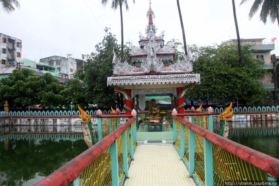 Монастырь со священным прудом Янгон, Мьянма