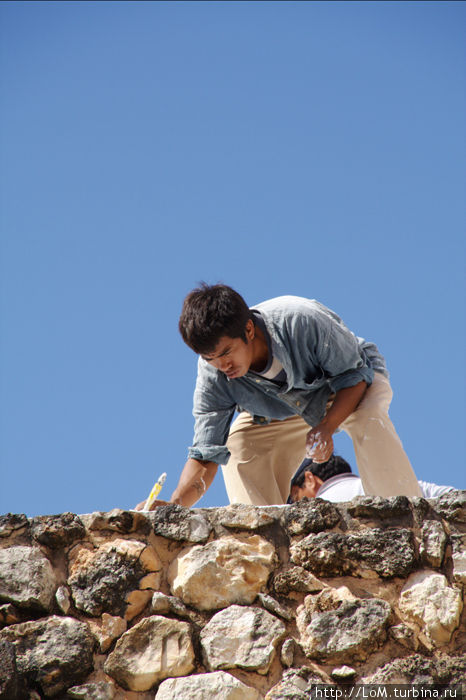 реставрация пирамиды Кукулькана Чичен-Ица город майя, Мексика
