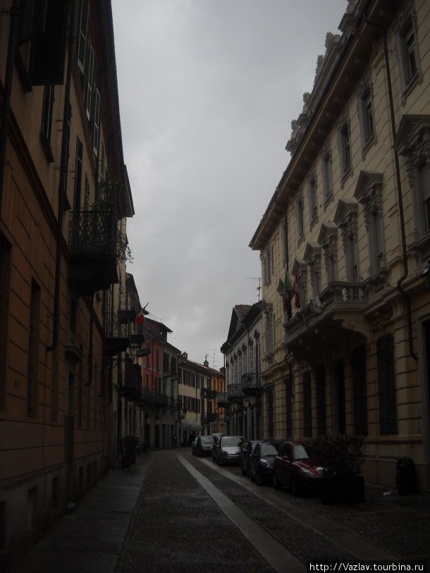 Улочка Верчелли, Италия