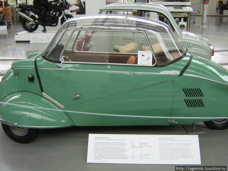 Messerschmitt KR200
Автомобиль стал пользоваться огромной популярностью. Спрос превышал предложение, и тогда Фенд обратился к главе самого крупного военно-авиастроительного предприятия Вилли Мессершмитту с предложением о совместной работе. Это сотрудничество открыло миру микроавтомобили Kabinenroller. Первый образец этой модели KR 175 был готов в 1952 году. Двухместный автомобиль оказался довольно вместительным, сидения располагались в ряд, для распределения веса вдоль продольной оси.
Первый Kabinenroller KR-175 обходился одним цилиндром, обладал девятью лошадиными силами, в длину имел 2 820 мм, в ширину — 1 220 мм, при этом сильно выступающие крылья передних колёс придавали ему какую-то своеобразную солидность. С 1955 по 1957 годы таких машин было выпущено 10 666 штук. Мюнхен, Германия