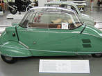 Messerschmitt KR200
Автомобиль стал пользоваться огромной популярностью. Спрос превышал предложение, и тогда Фенд обратился к главе самого крупного военно-авиастроительного предприятия Вилли Мессершмитту с предложением о совместной работе. Это сотрудничество открыло миру микроавтомобили Kabinenroller. Первый образец этой модели KR 175 был готов в 1952 году. Двухместный автомобиль оказался довольно вместительным, сидения располагались в ряд, для распределения веса вдоль продольной оси.
Первый Kabinenroller KR-175 обходился одним цилиндром, обладал девятью лошадиными силами, в длину имел 2 820 мм, в ширину — 1 220 мм, при этом сильно выступающие крылья передних колёс придавали ему какую-то своеобразную солидность. С 1955 по 1957 годы таких машин было выпущено 10 666 штук.