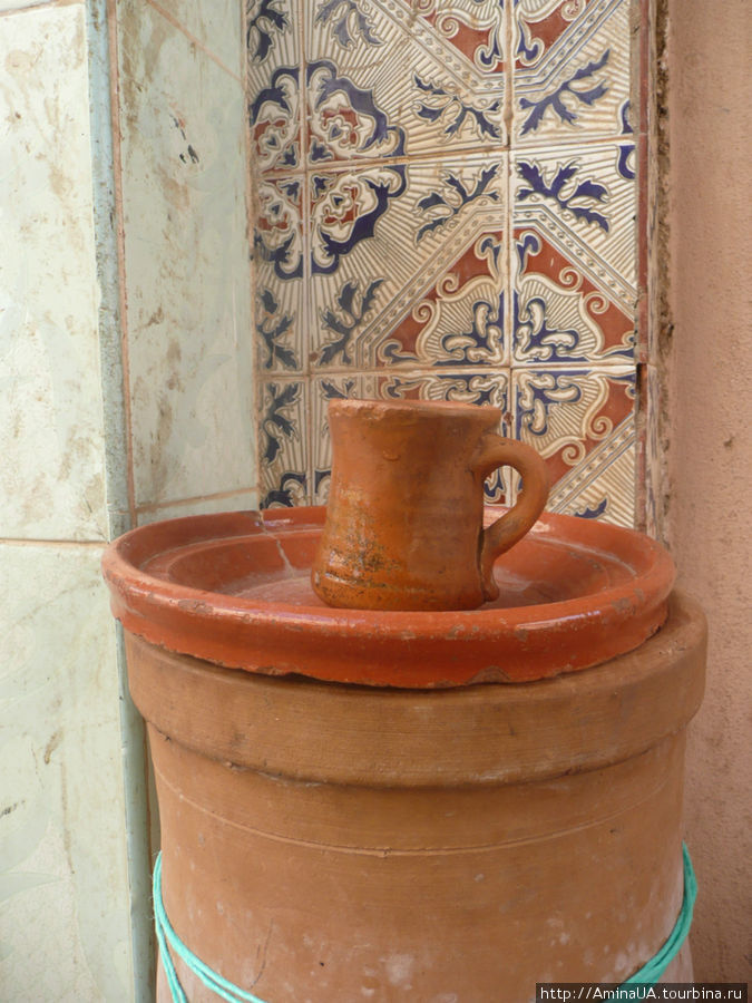 сосуд с водой для прохожих Тарудан, Марокко