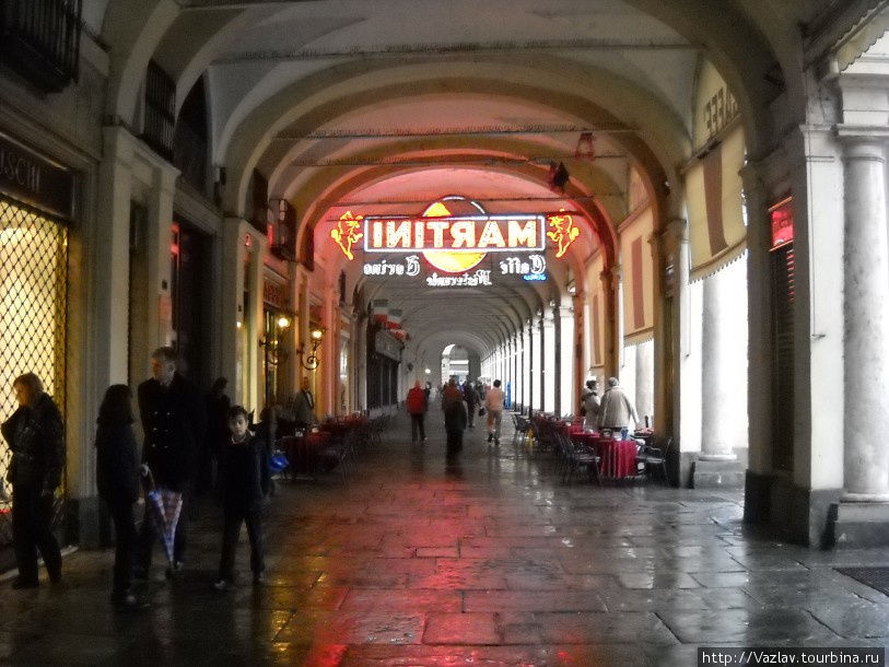 Характерные туринские аркады Турин, Италия