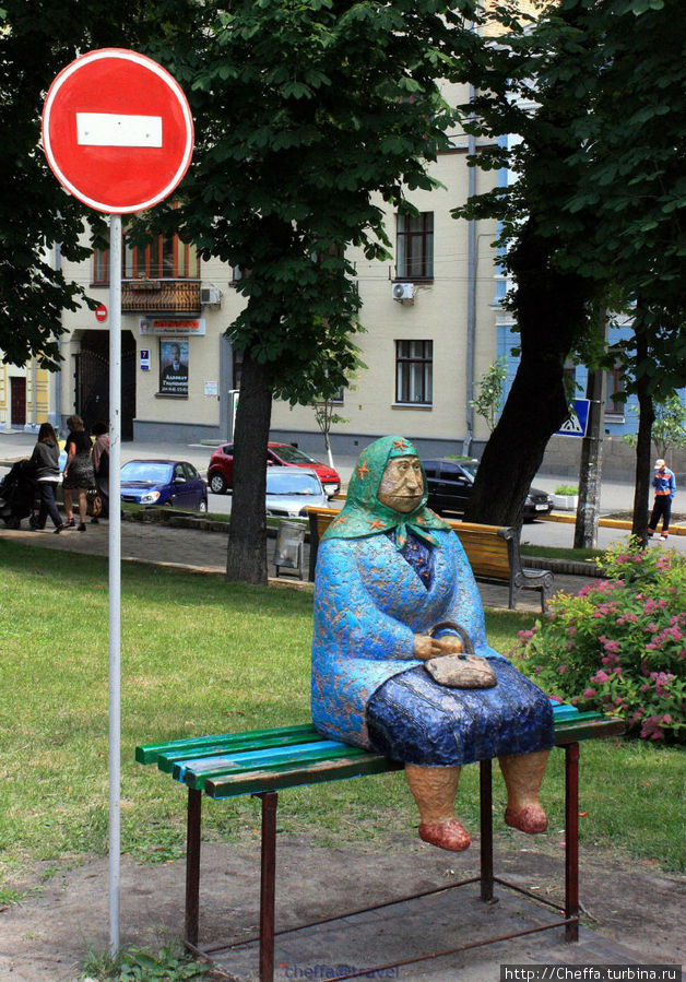 В парке Тараса Шевченко встречаются такие персонажи. Киев, Украина