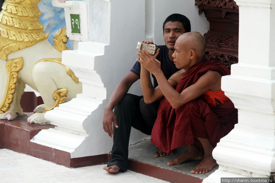 Паломники и монахи у пагоды Шведагон Янгон, Мьянма