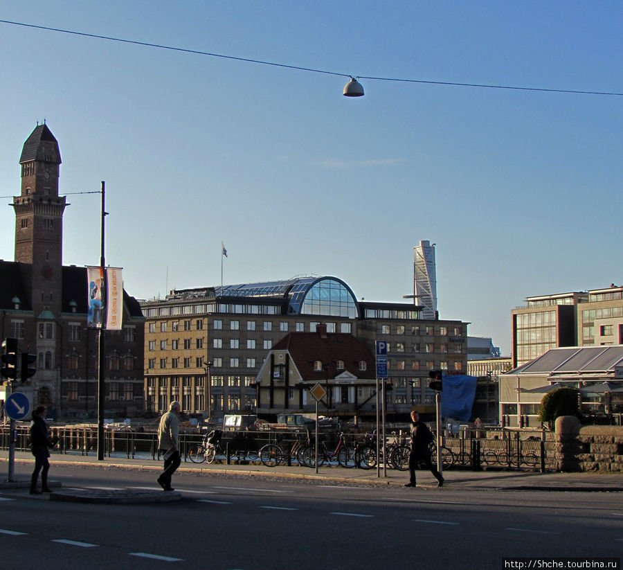 А так видно с центра города. Для тех, кто ограничивает себя прогулкой по центру этот небоскреб никогда не будет визиткой Мальме Мальмё, Швеция