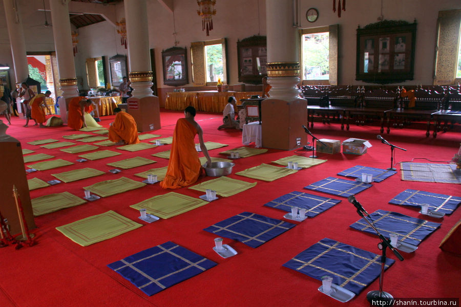 Идет подготовка к торжественной молитве Чиангмай, Таиланд
