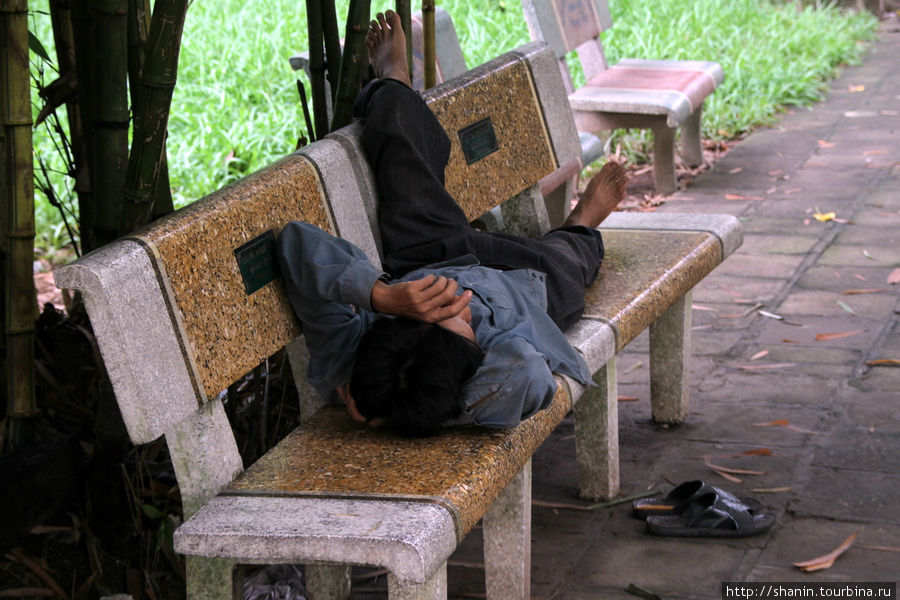 Послеобеденный сон на скамейке Ханой, Вьетнам