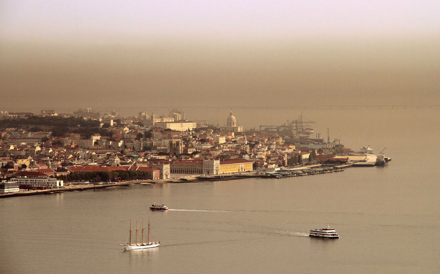 В это время над Лиссабоном была дымка, поэтому цвета немного искажены. Алмада, Португалия