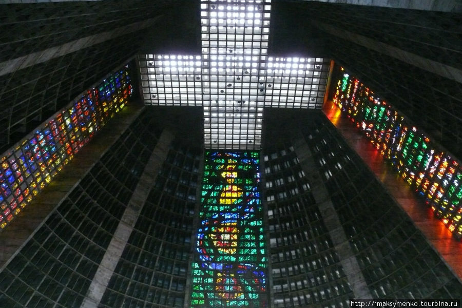 Внутри нового Кафедрального Собора. Рио-де-Жанейро, Бразилия