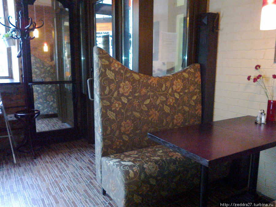 Удобные диваны, старинное зеркало и вешалка у входа, стульчик для грудного ребёнка. Пушкин, Россия