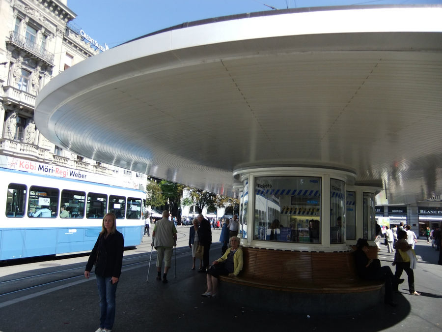 почему-то трамвайная остановка навевает воспоминания о г. Никополь 80-х годов Цюрих, Швейцария