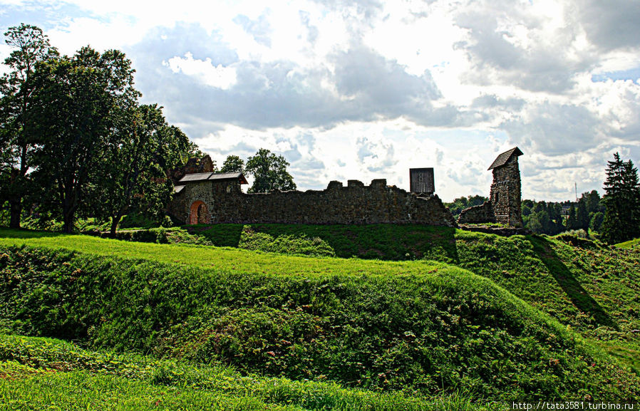 Крепость Каркси с ''Пизанской церковью'' Каркси-Нуйа, Эстония