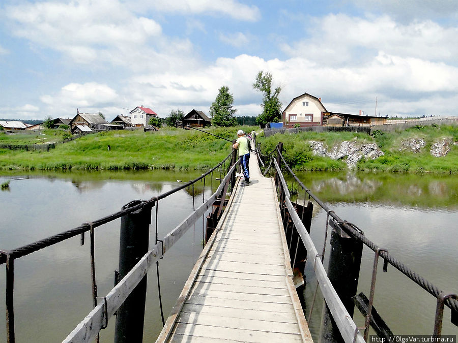 Две части села соединяет навесной мост Первоуральск, Россия