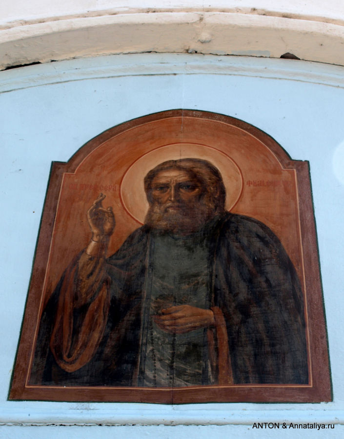 Икона над входом в собор. Боголюбово, Россия
