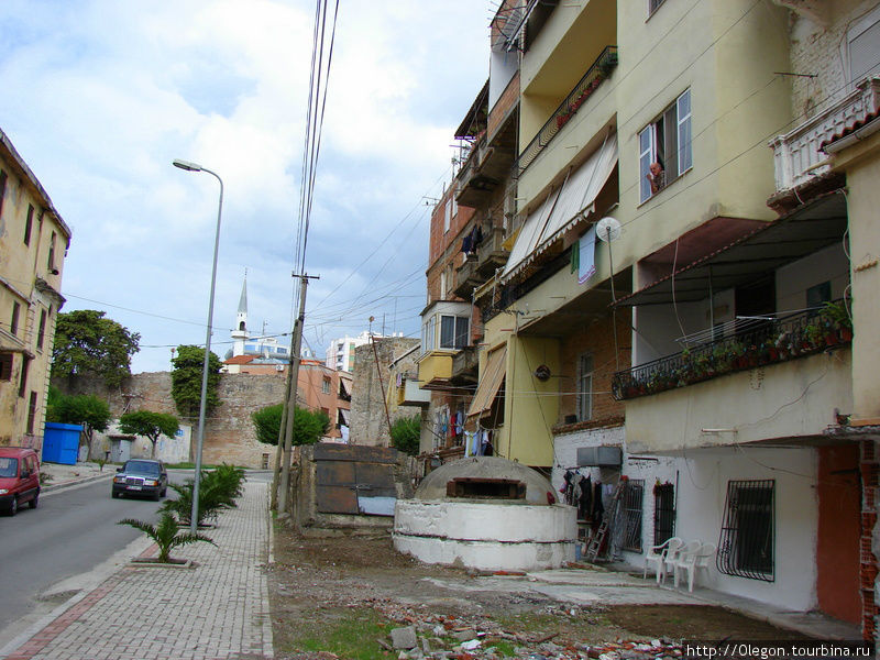 Также в обычных дворах находятся и бункеры, поэтому прогуливаться надо и не только по туристическим местам Дуррес, Албания