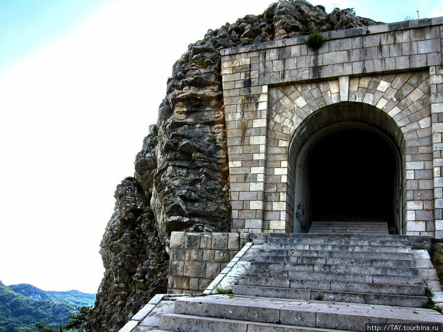 Вход в тоннель Область Цетине, Черногория