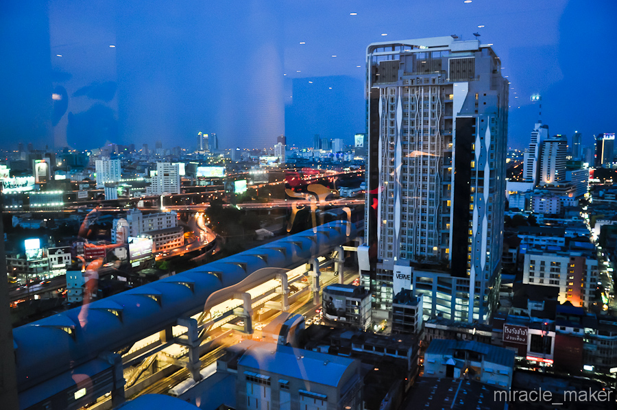Нет, это еще не высота, это всего лишь вид с 20-го этажа. Слева станция метро BTS Skytrain. Бангкок, Таиланд
