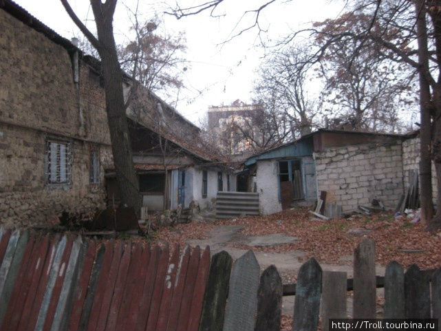 Разруха и развал, а до президентского дворца пара кварталов Кишинёв, Молдова