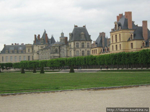 Вид на дворец из парка Фонтенбло, Франция