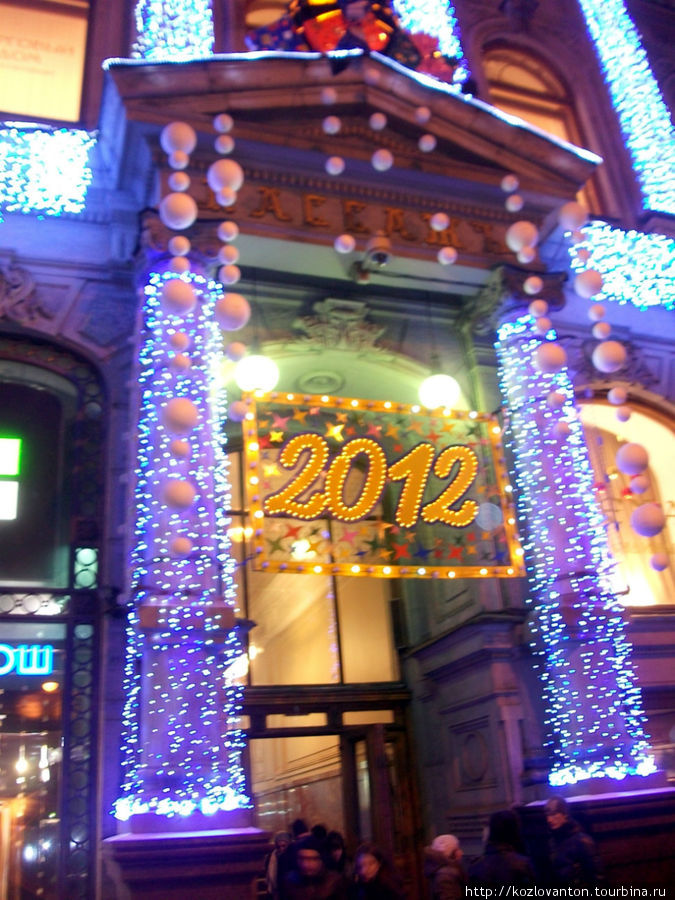 Попасть в Новый 2012 год можно и через центральный вход Пассажа на Невском. Санкт-Петербург, Россия