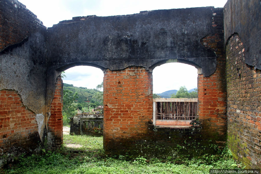 Развалины древнего храма Провинция Сиенгкхуанг, Лаос