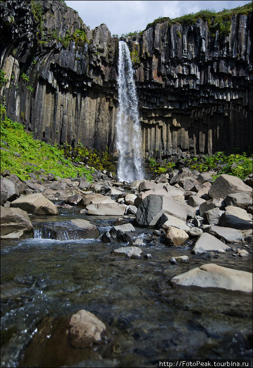 Водопад окружен необычными шестигранными колоннами из черной лавы, отсюда он и получил свое название. Эти колонны были созданы внутри лавового потока, который охлаждался очень медленно, это привело его к кристаллизации. Южная Исландия, Исландия