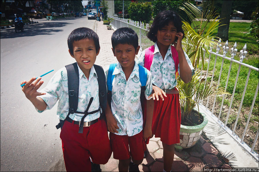Население Медана в целом более образовано, чем в целом по стране, многие тут знают английский язык. Однако значительное социальное расслоение побуждает людей к зарабатыванию денег любыми способами, например впервые за 2 недели на Суматре, после краткой фотосессии эти детишки попросили у меня доллар. Медан, Индонезия
