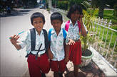 Население Медана в целом более образовано, чем в целом по стране, многие тут знают английский язык. Однако значительное социальное расслоение побуждает людей к зарабатыванию денег любыми способами, например впервые за 2 недели на Суматре, после краткой фотосессии эти детишки попросили у меня доллар.