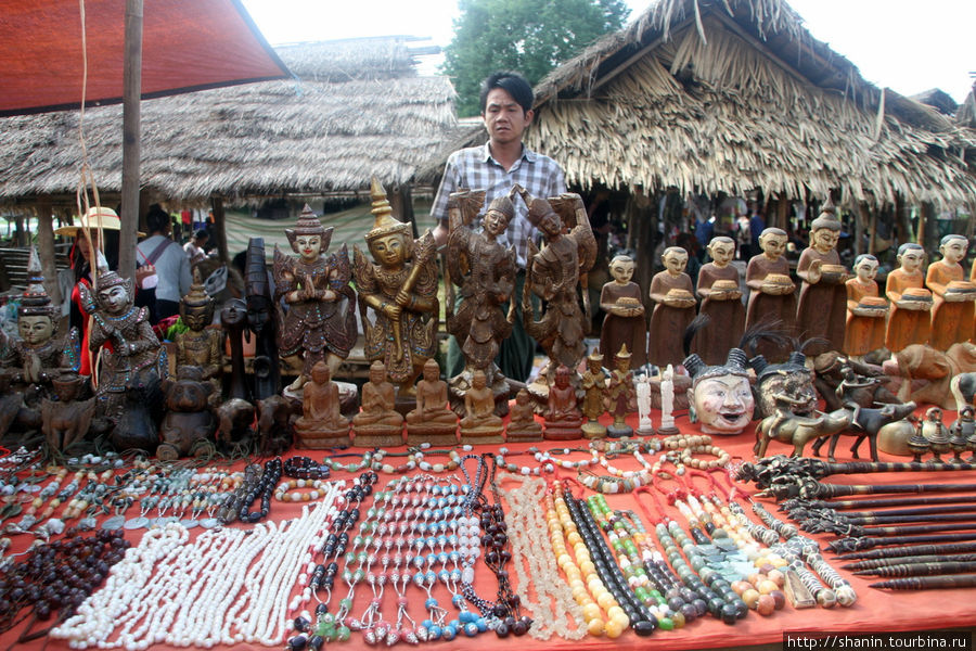 Торговка сувенирами на рынке Ньяунг-Шве, Мьянма
